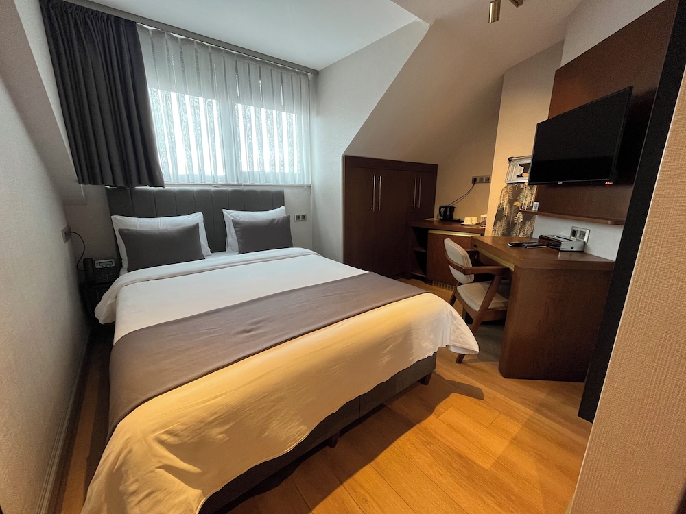 Economy, Queen Bed