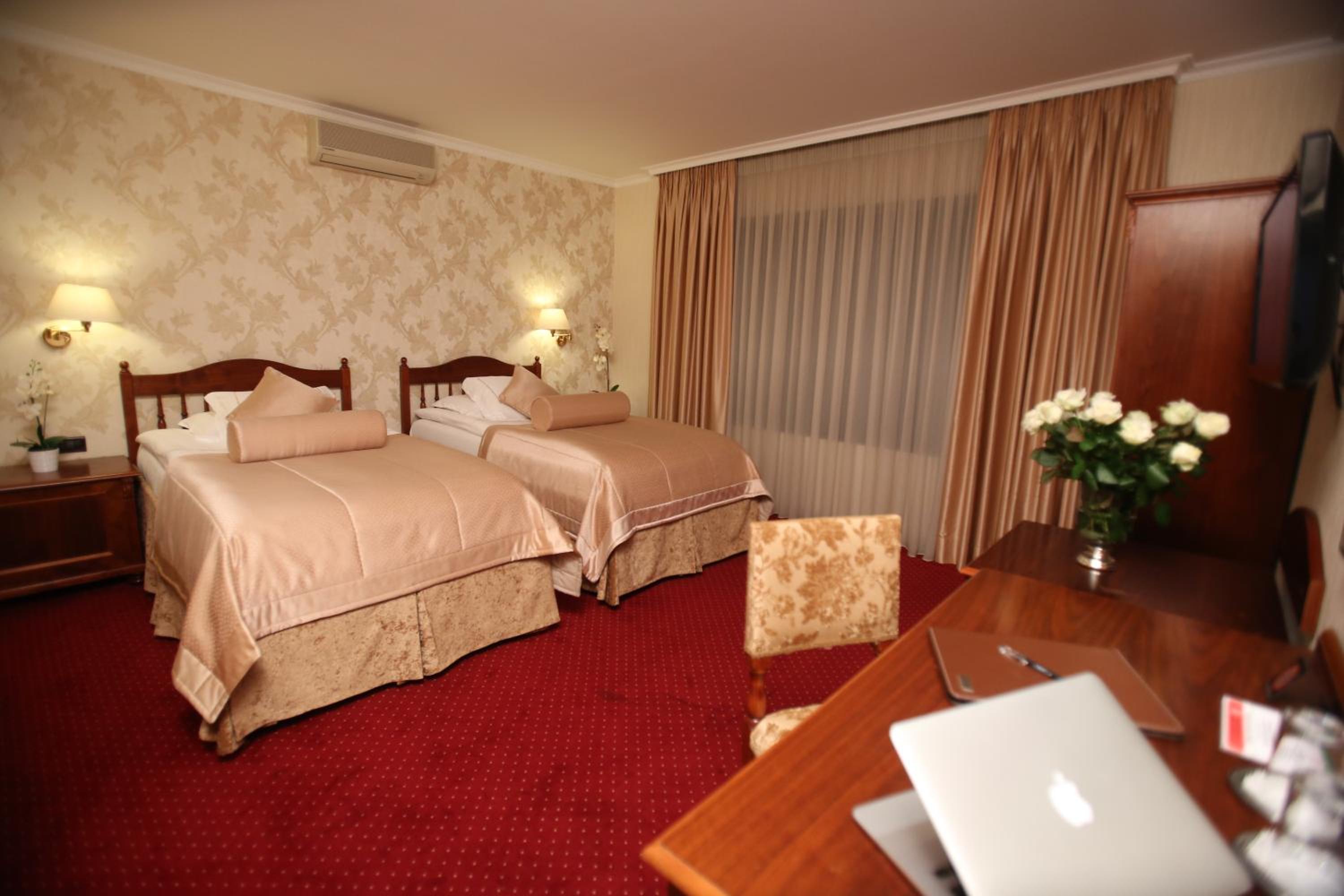 غرفة بسريرين منفصلين، Grand Hotel & Spa Tirana 4/6