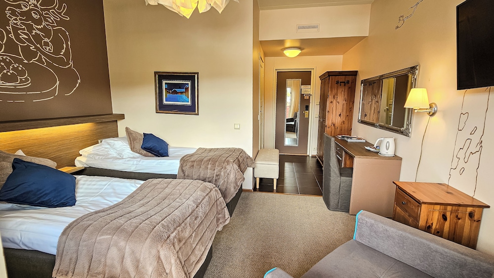 غرفة قياسية بسريرين منفصلين بحوض استحمام، Hullu Poro Hotel 5/10