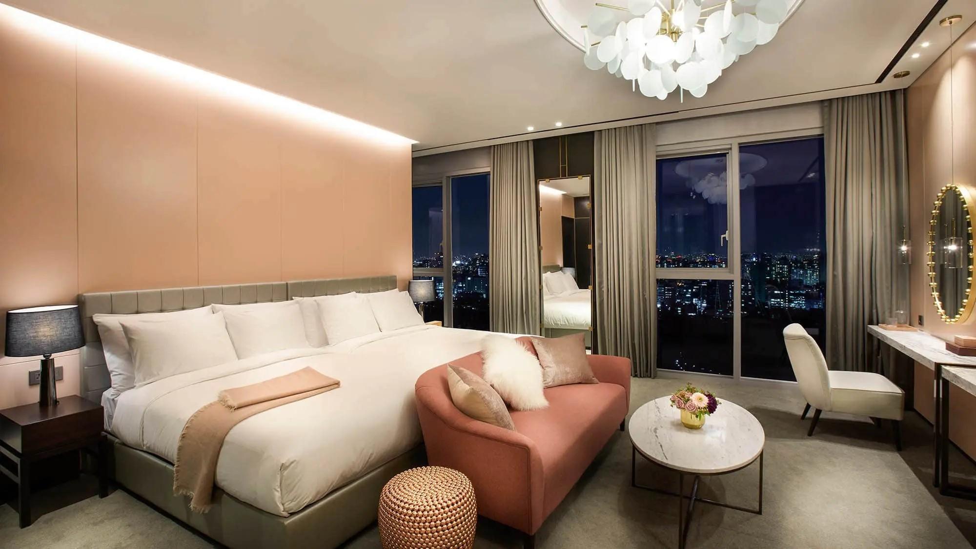Queen's, Suite