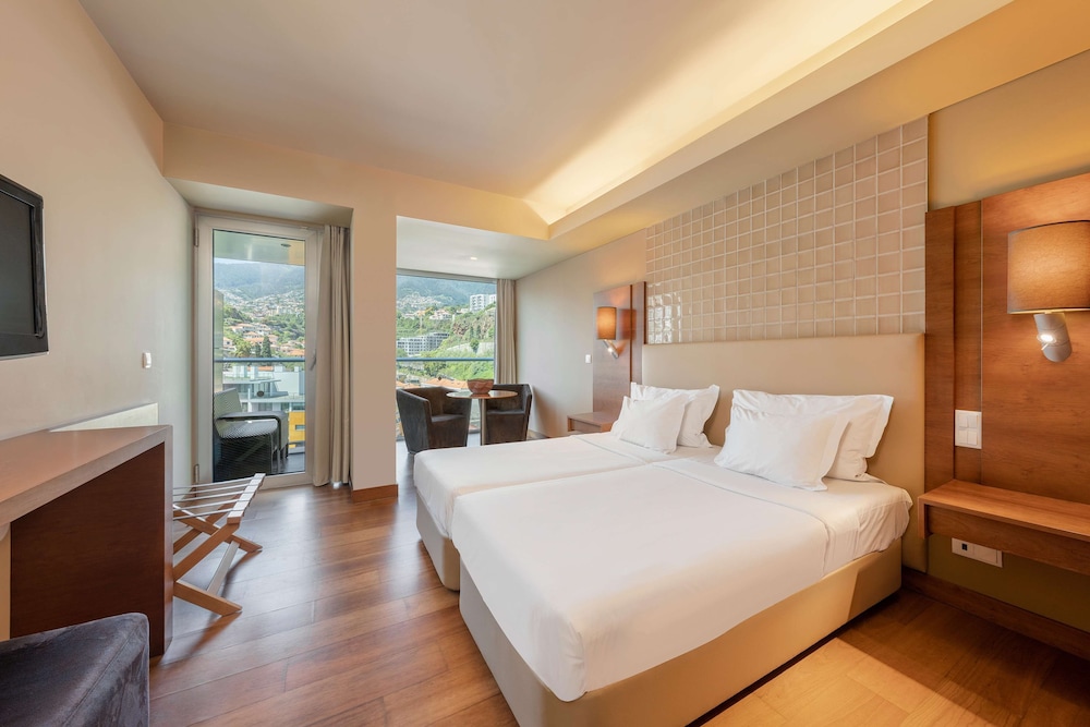 Room, Twin Beds, Mountain View