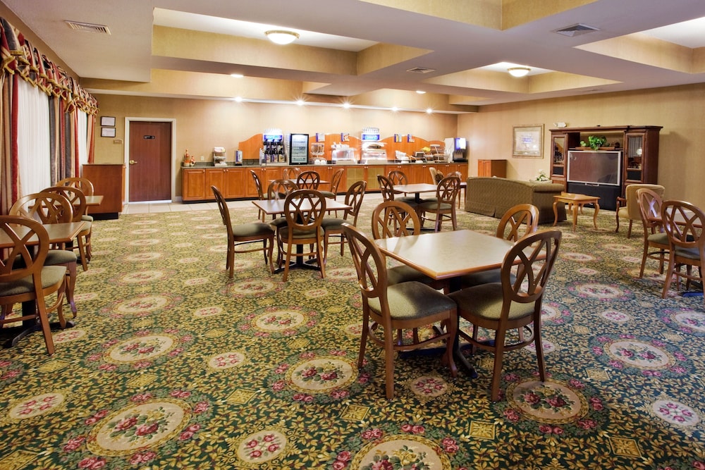 Holiday Inn Express Hotel Suites Thomasville 25/40