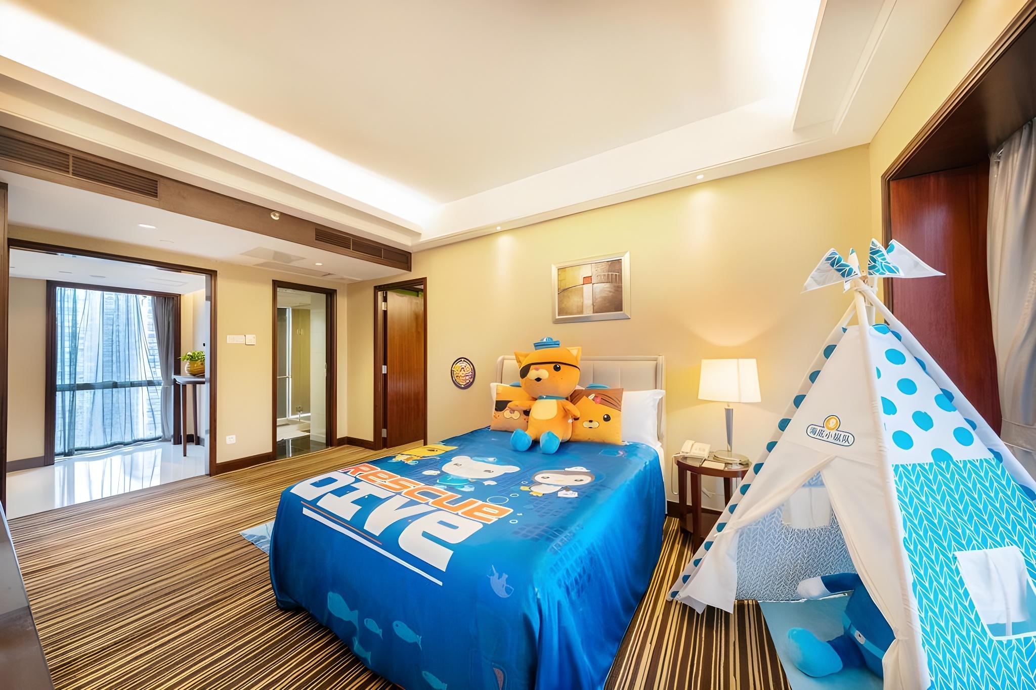 Theme, Family Suite, Queen Bed