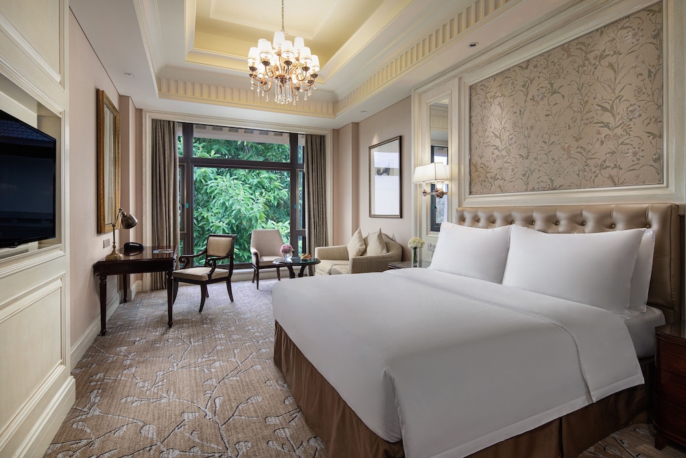 DELUXE, KING BED, GARDEN VIEW