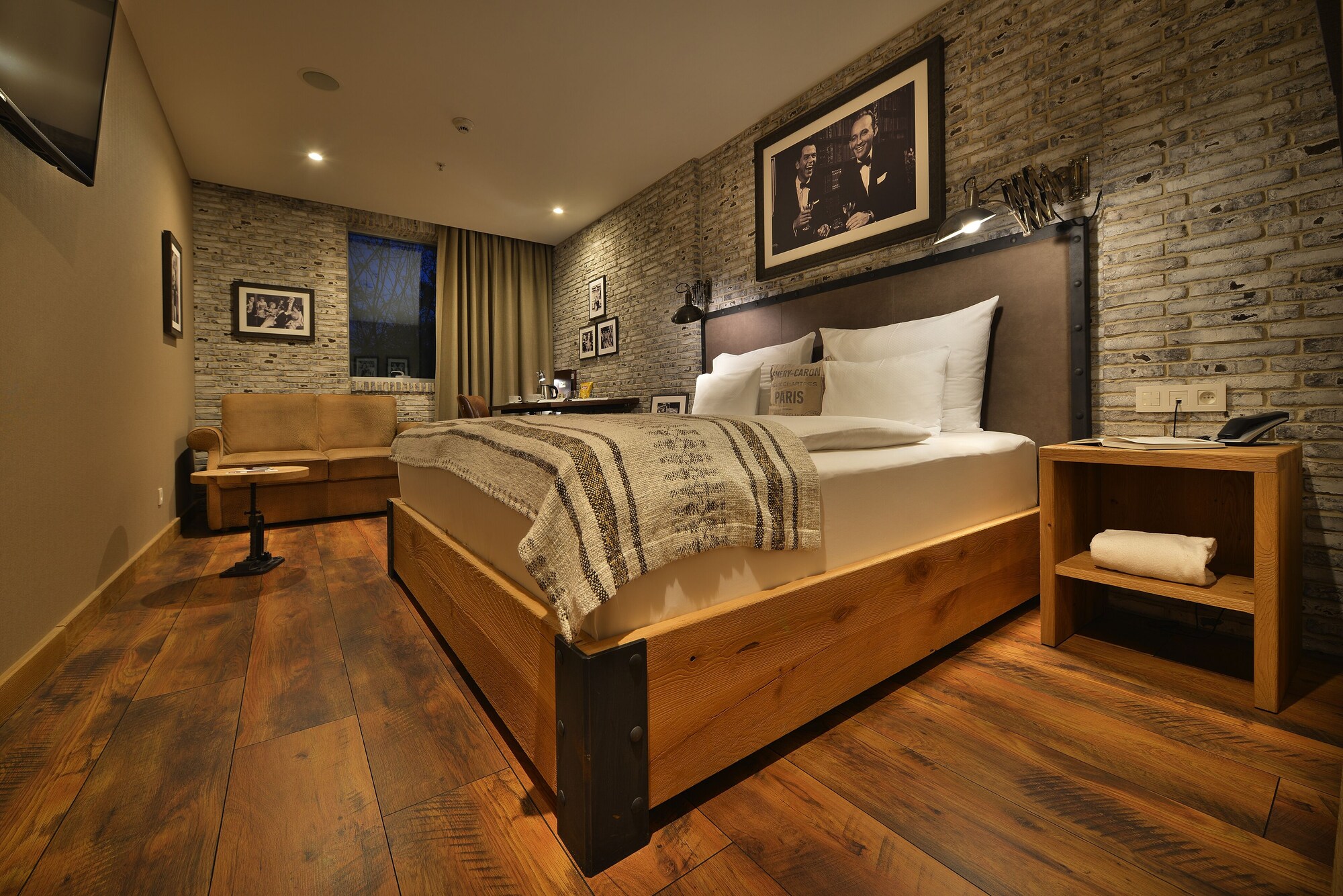 COMFORT, TRIPLE, KING BED, SOFA