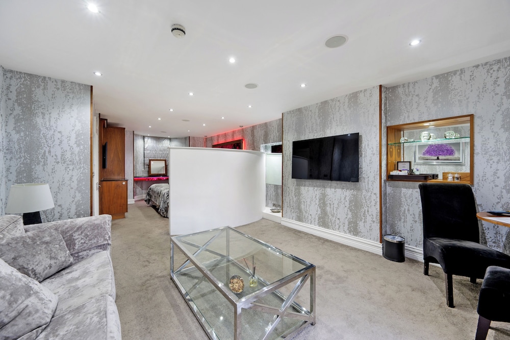 Cranleigh Boutique 33/46