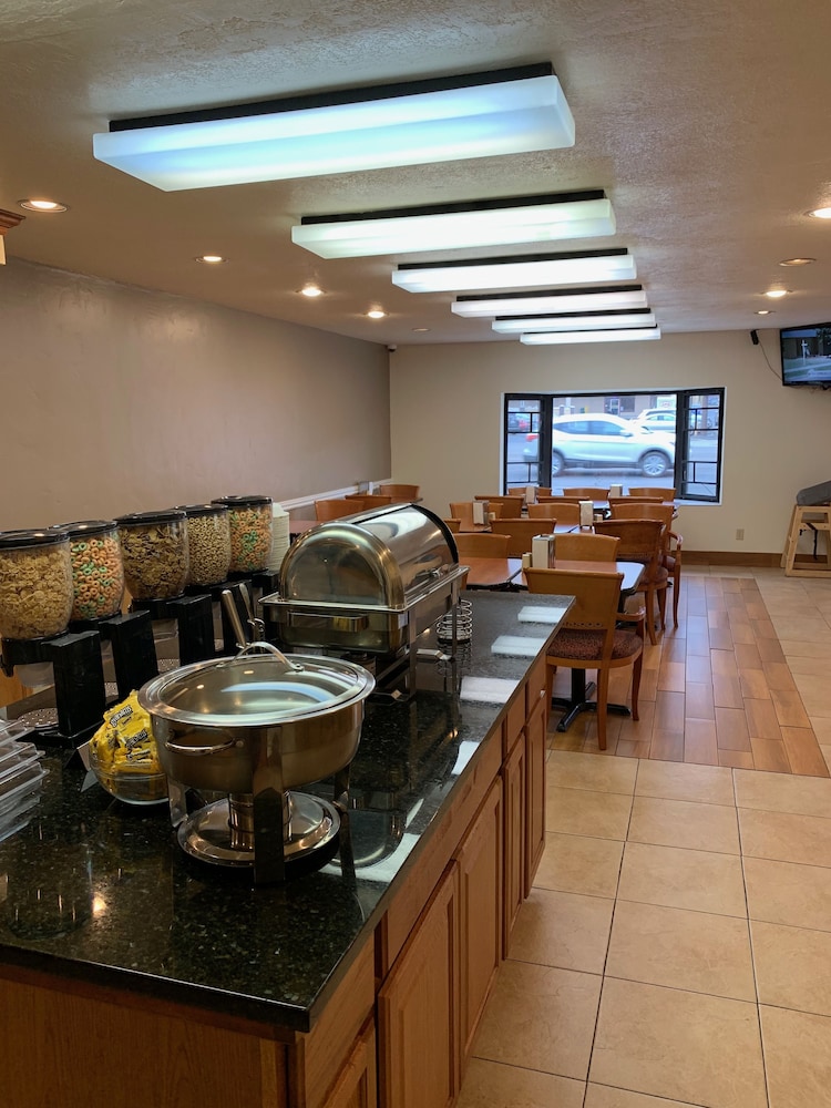 Days Inn & Suites by Wyndham Logan 30/37