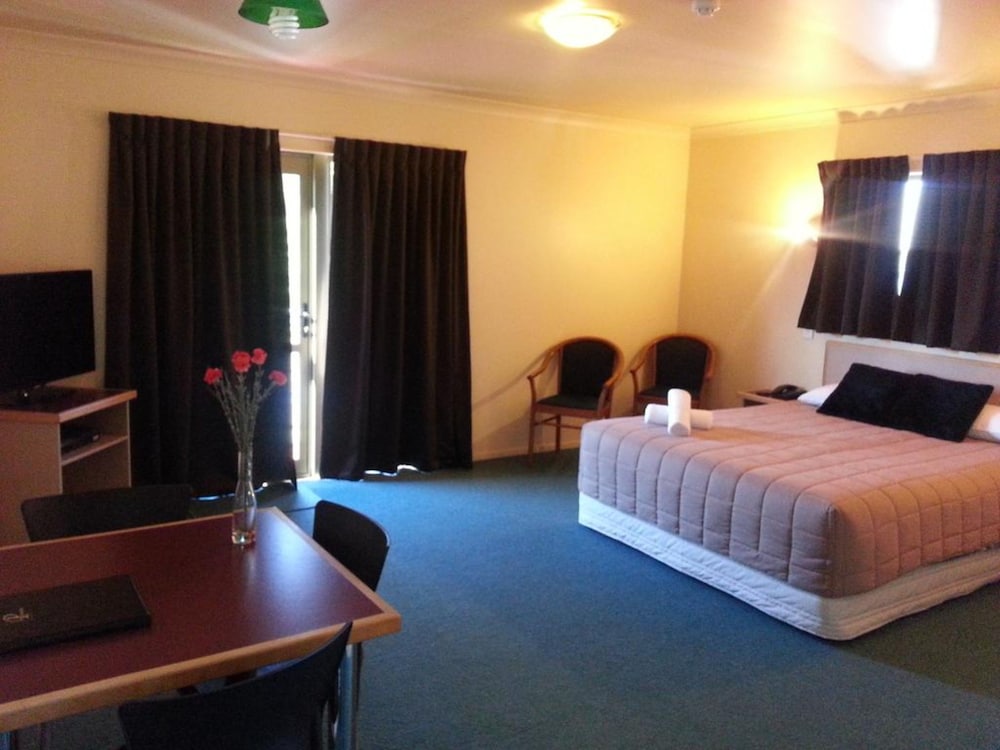 New Castle Motor Lodge 19/53