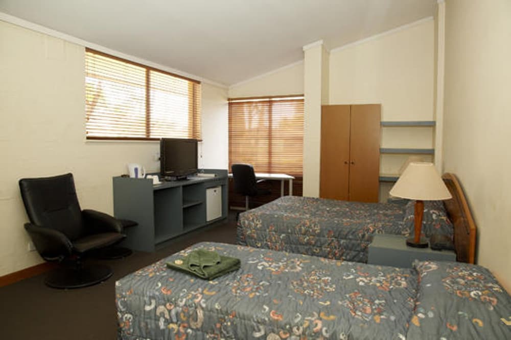 SEASONS HOTEL NEWMAN 18/44
