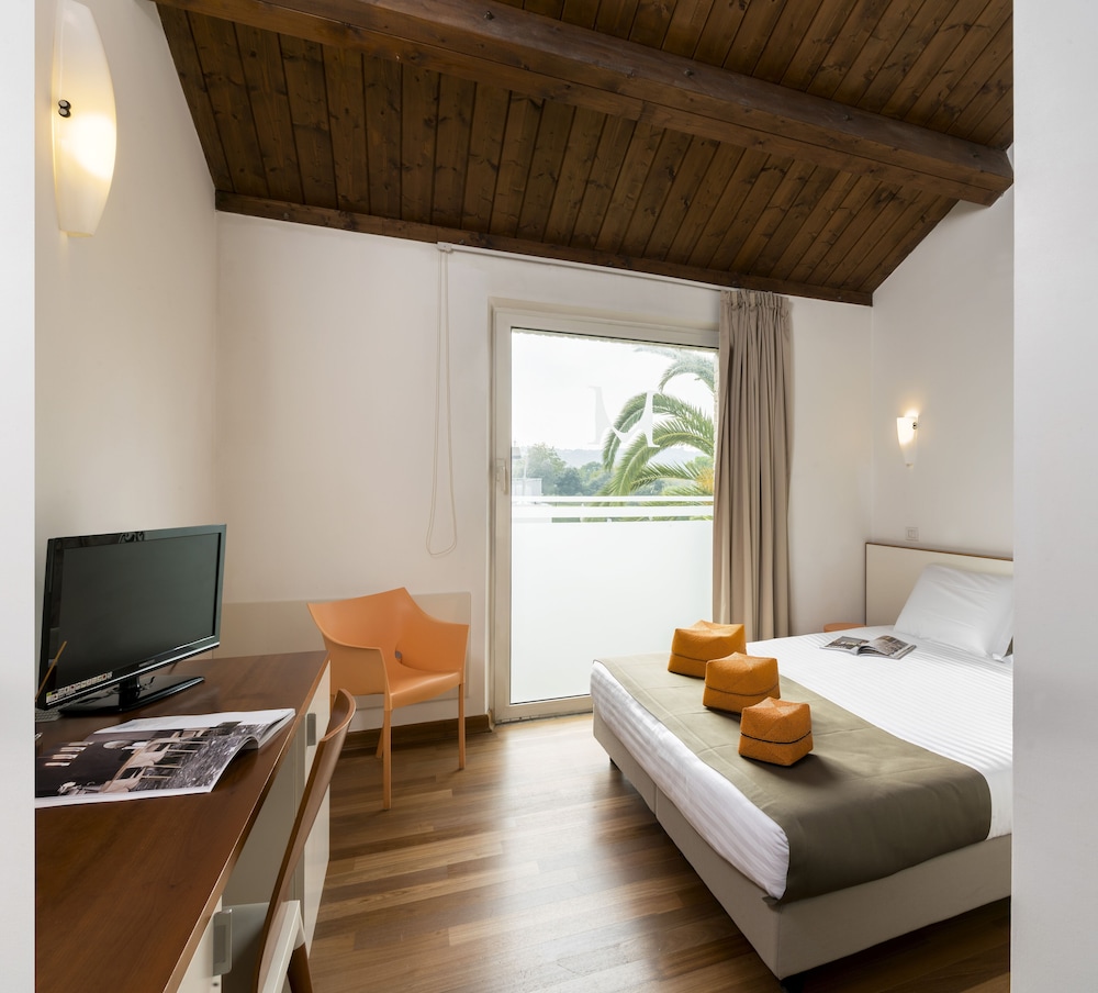 FINIS AFRICAE COUNTRY HOUSE 13/56