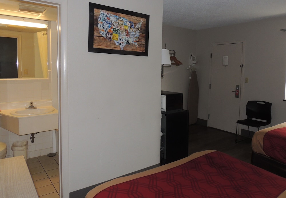 Econo Lodge Dewitt I-90 18/33