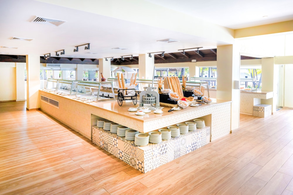 Coral Costa Caribe Beach Resort - All Inclusive 16/101