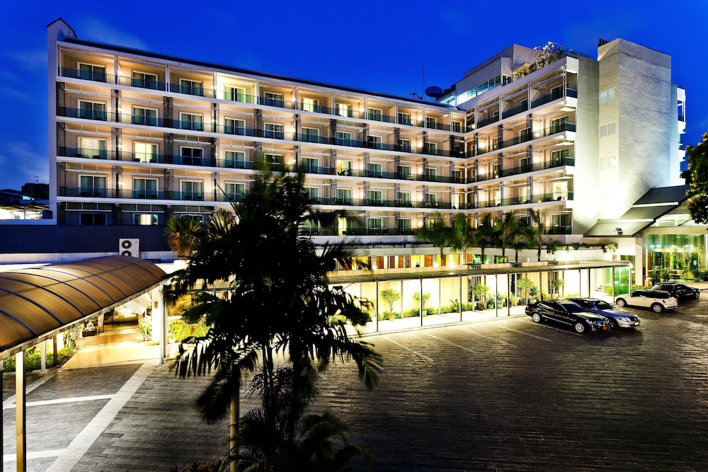 Royal Princess Larn Luang Bangkok Hotel 67/69