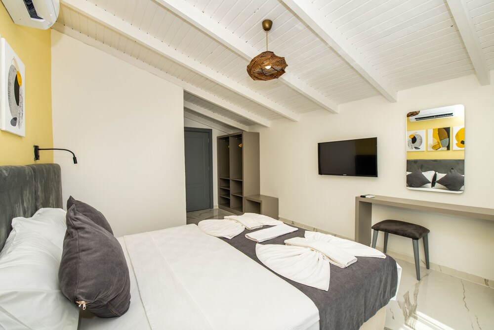 Leonis Hotel 12/50