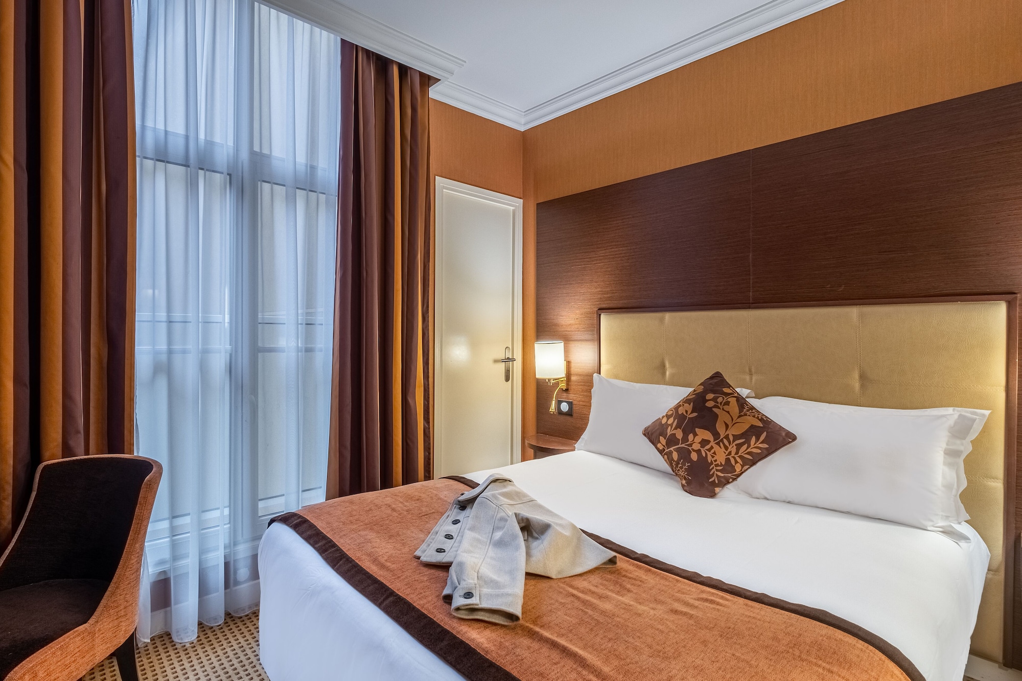 CLASSIC, DOUBLE BED, COURTYARD VIEW