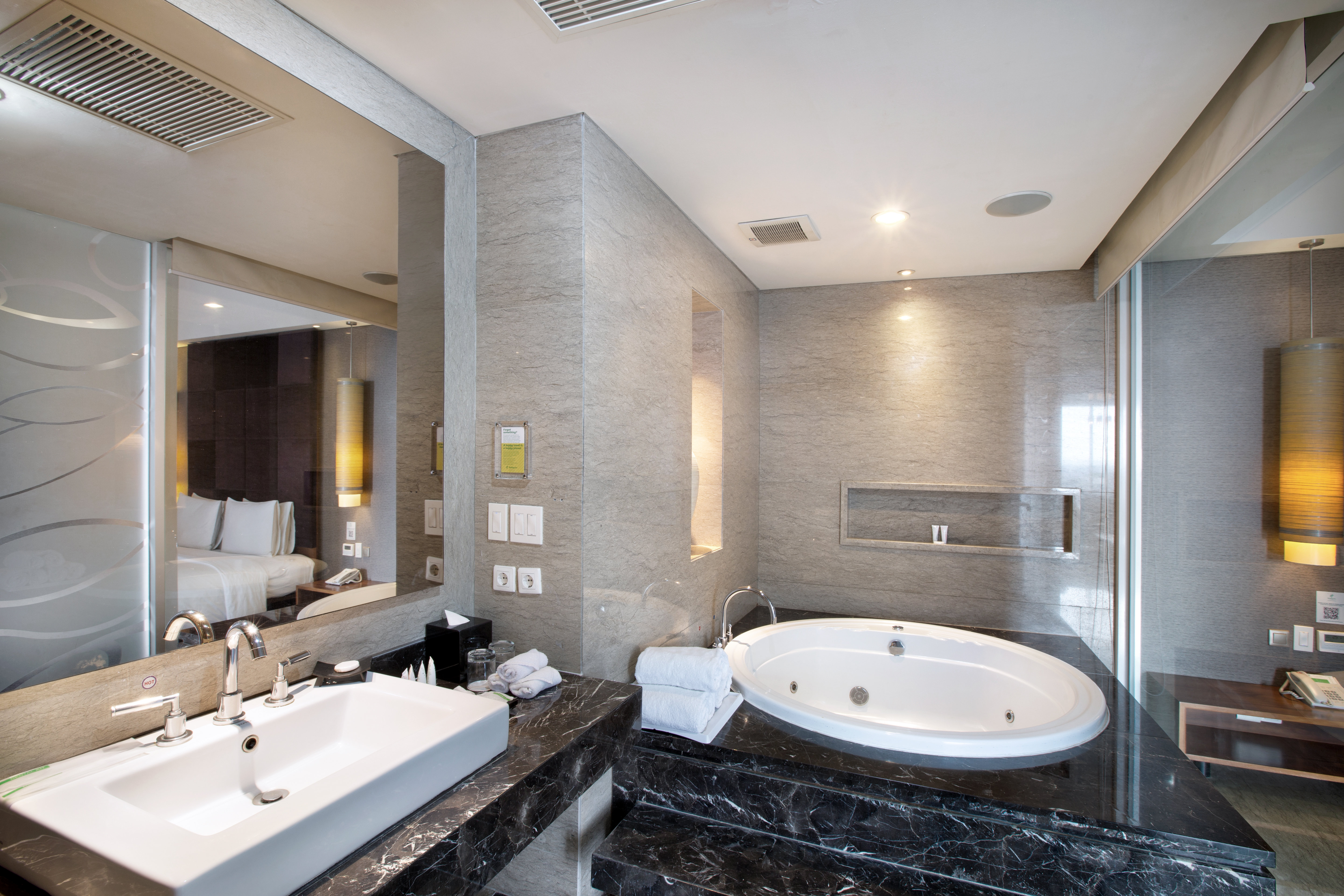 Holiday Inn Pasteur 49/50
