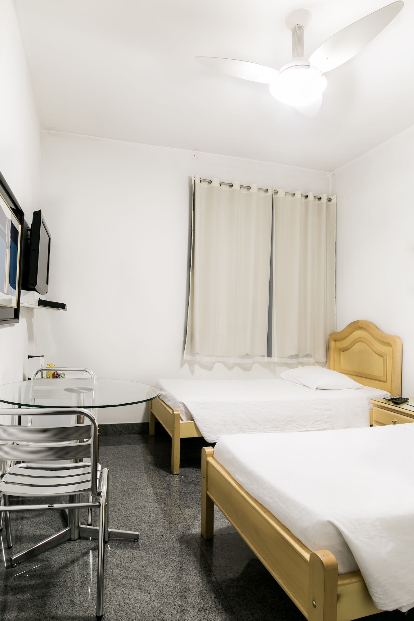 ROOM, TWIN BEDS
