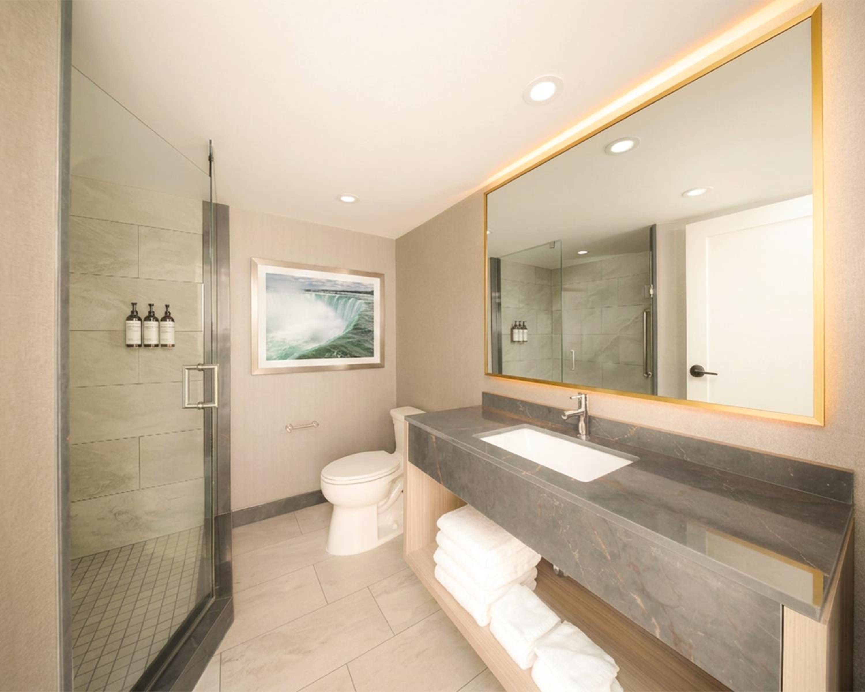 Premium, Suite, 3 Beds, Falls View, Middle Floor، Embassy Suites By Hilton Niagara Falls Fallsview 2/2