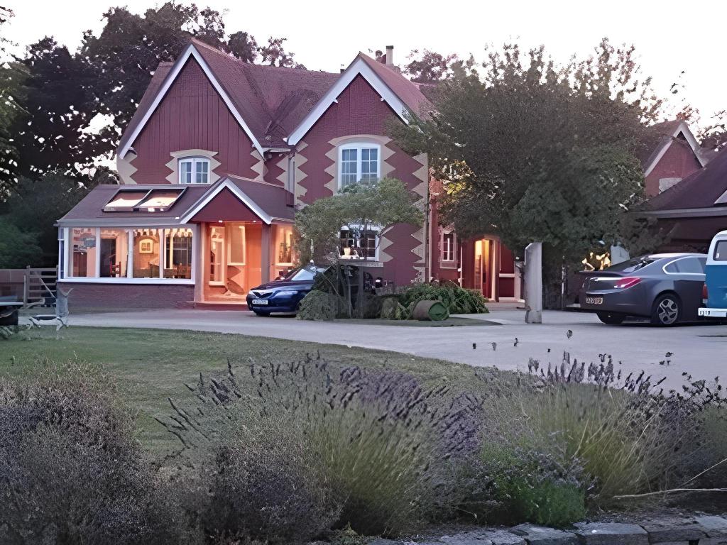 Manston Guest House 1/8