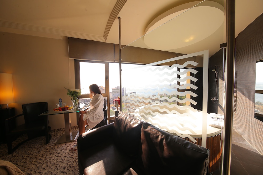 Sunrise Hotel 34/53