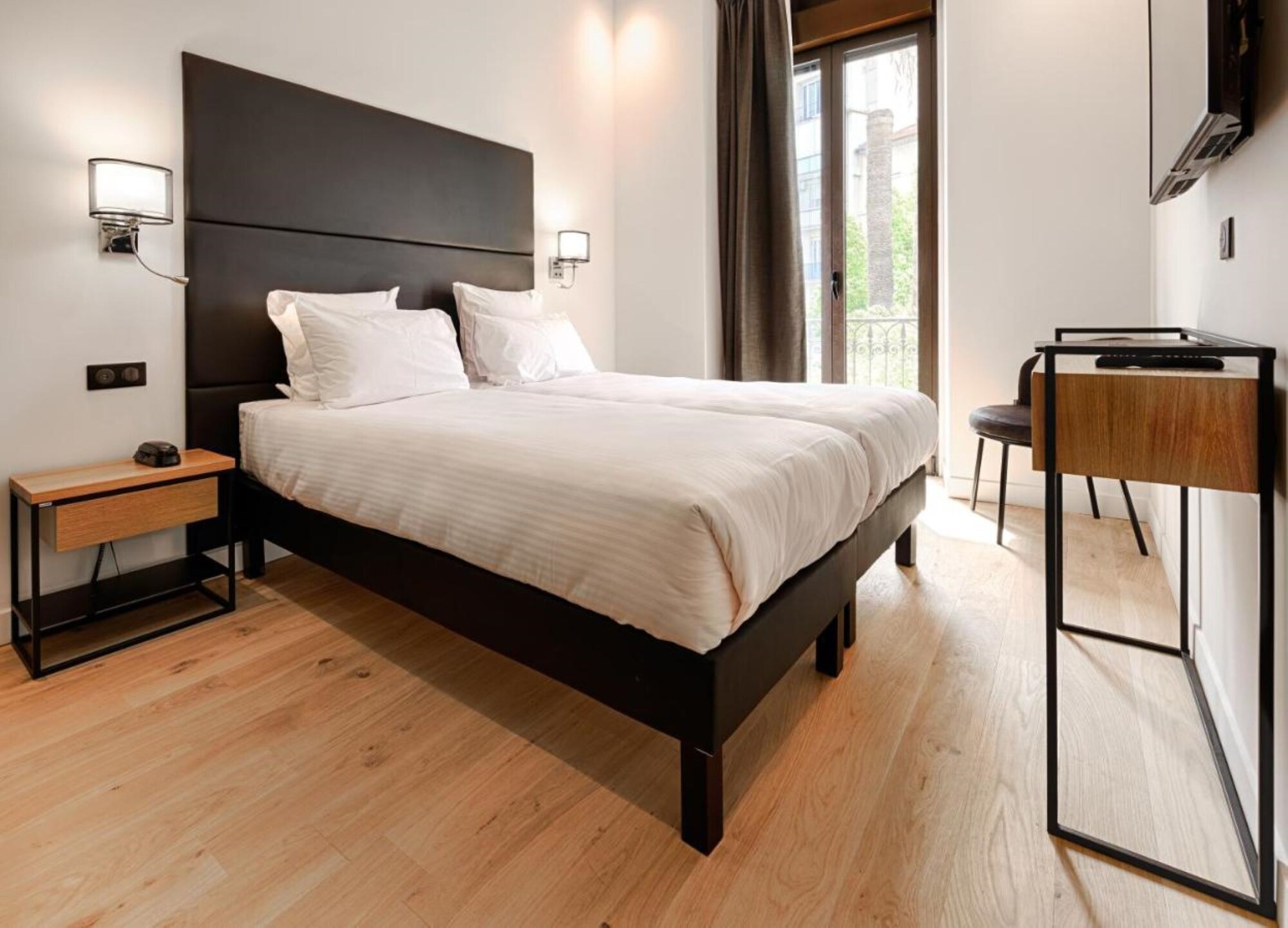 ROOM, TWIN BEDS