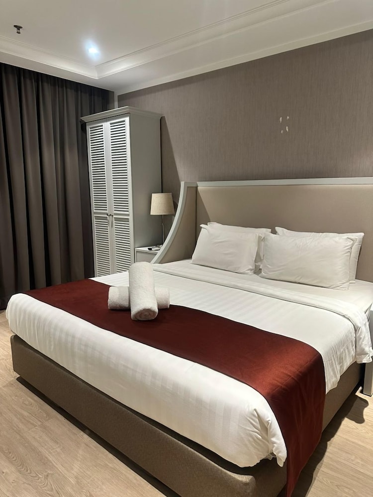 The Granite Luxury Hotel 24/73