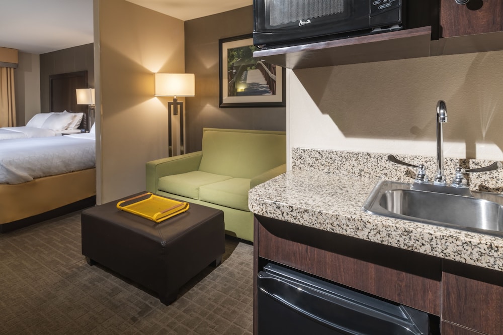 Holiday Inn Express Hotel and Suites Hays 13/53