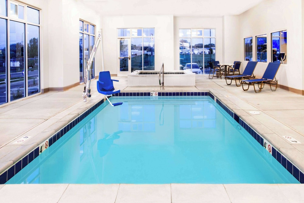 Microtel Inn and Suites By Wyndham Naples Vernal 24/50
