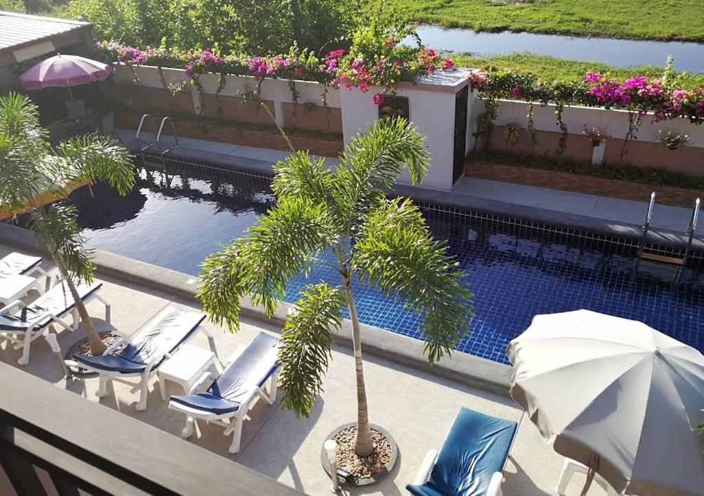 4 Palms Resort 8/45