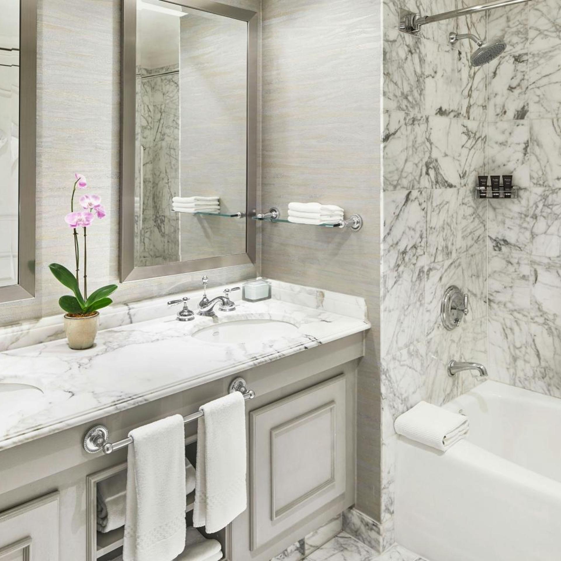 Guest Room, King Bed, 2 Queen Beds, Resort View, Balcony, Club Floor، The Ritz Carlton Sarasota 2/2