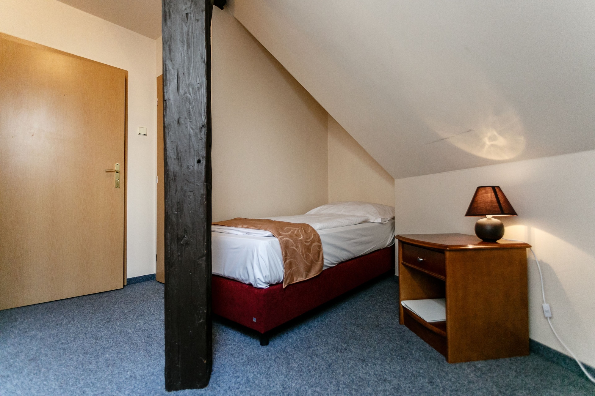 ROOM, SINGLE