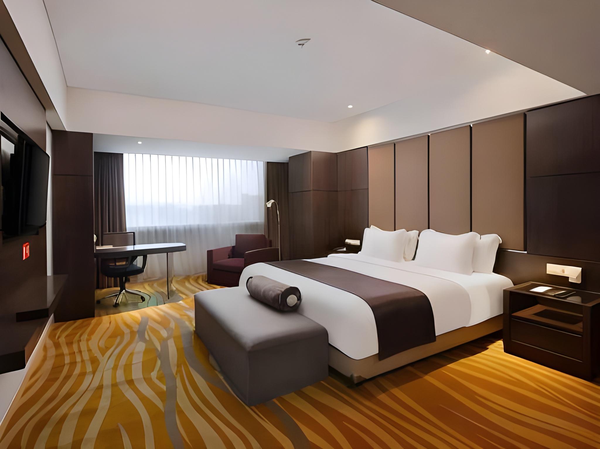 Suite, King Bed, Sofa