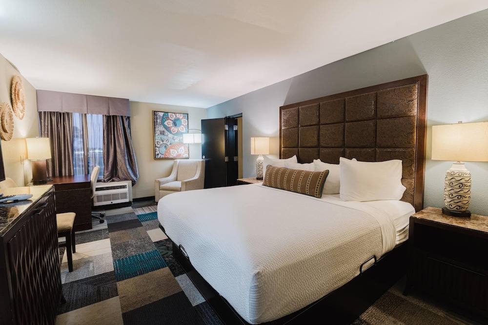 Deluxe, Suite, King Bed, Sofa, Living Area