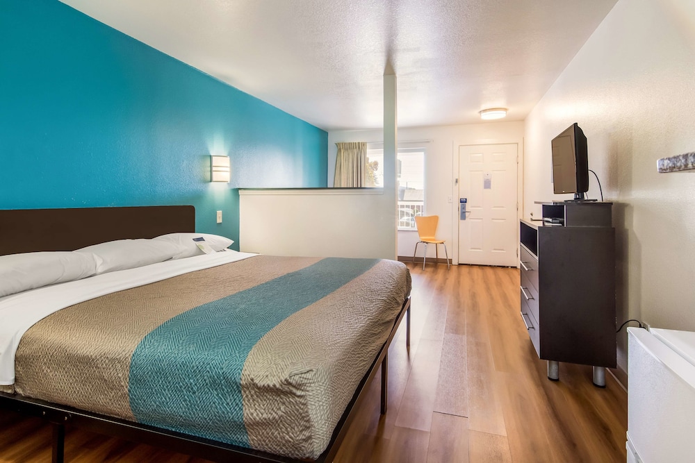 Motel6 Portland, OR Mall 205 24/37