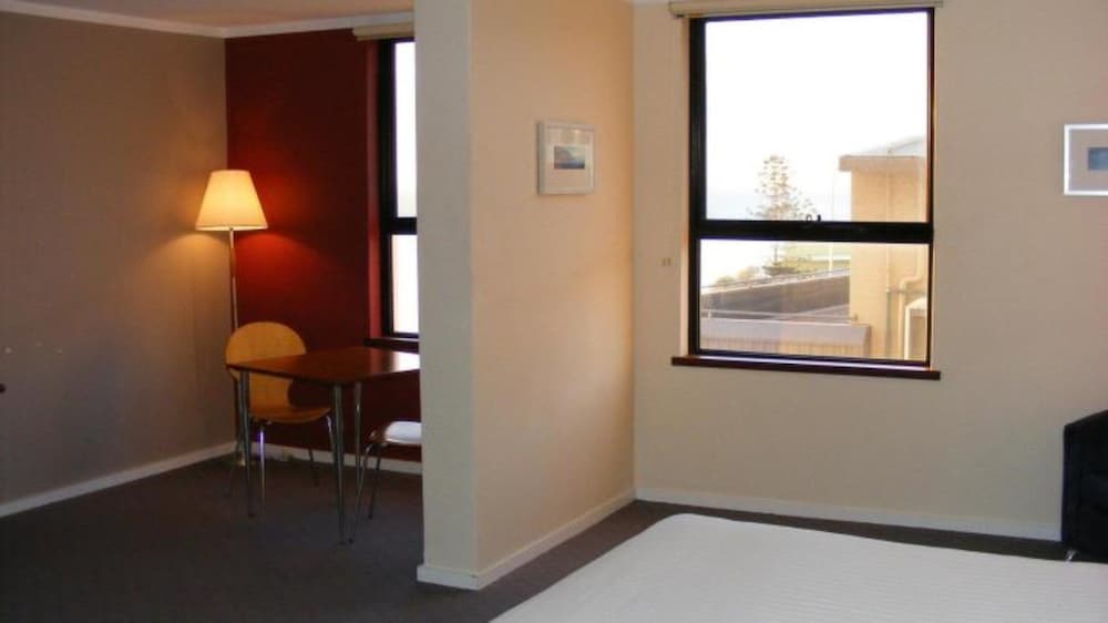 Ocean Beach Hotel 23/45