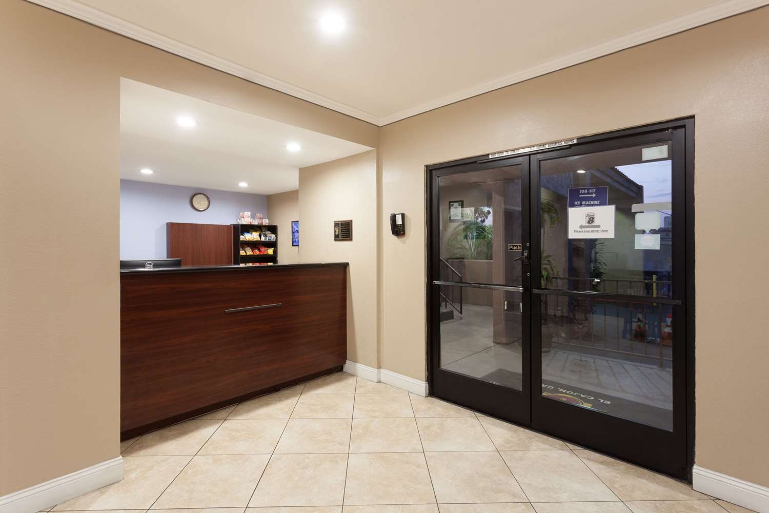 Super 8 by Wyndham El Cajon/San Diego 3/18