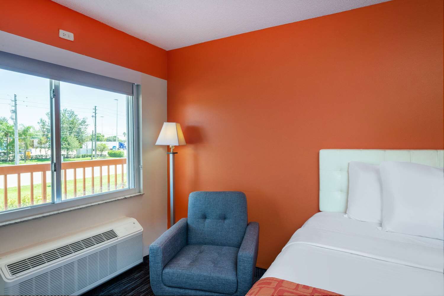 Howard Johnson By Wyndham Vero Beach/I-95 12/42