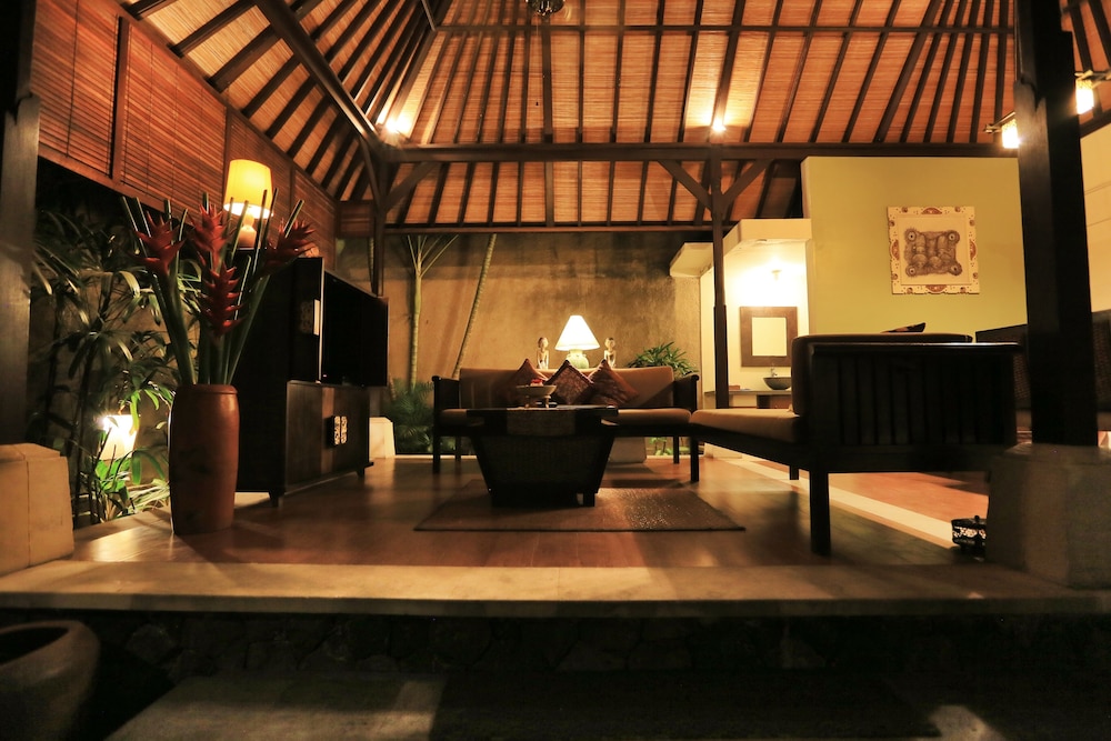 THE SANYAS SUITE 45/72