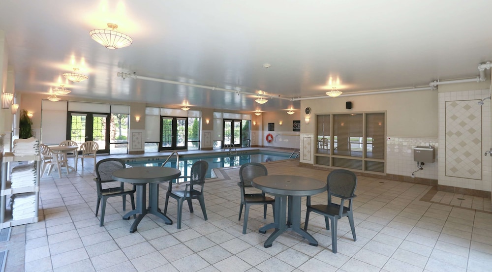 Hampton Inn and Suites by Hilton Laval 62/71
