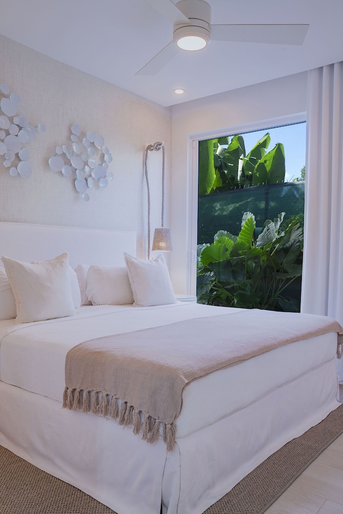 Palm Grove Villas and Hotel 12/27