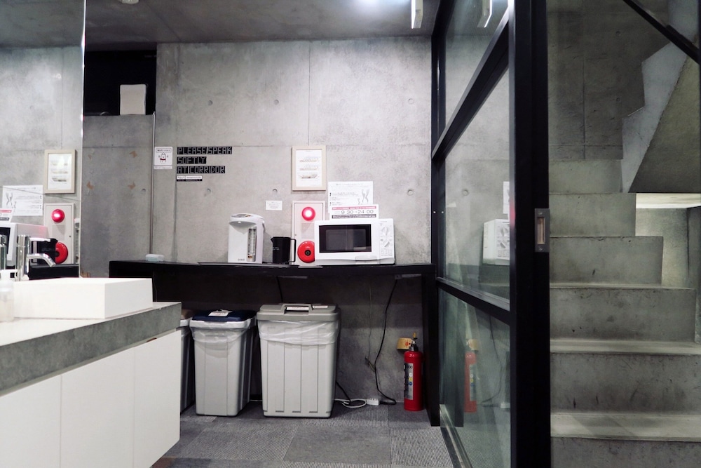 Kangaroo Hotel 10/63