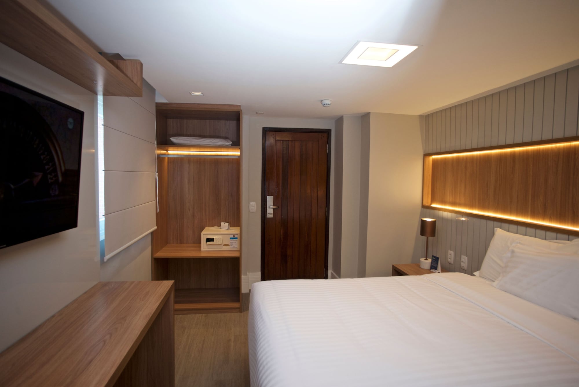 ECONOMY, DOUBLE OR TWIN BED