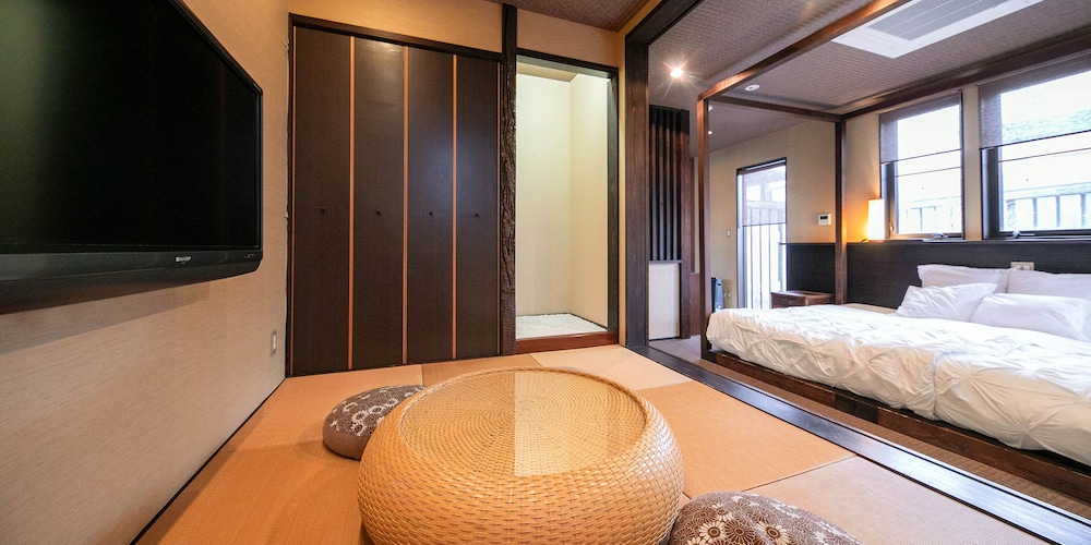 Japanese Western, King Bed, 2 Futon Beds, Outdoor Bath, Annex