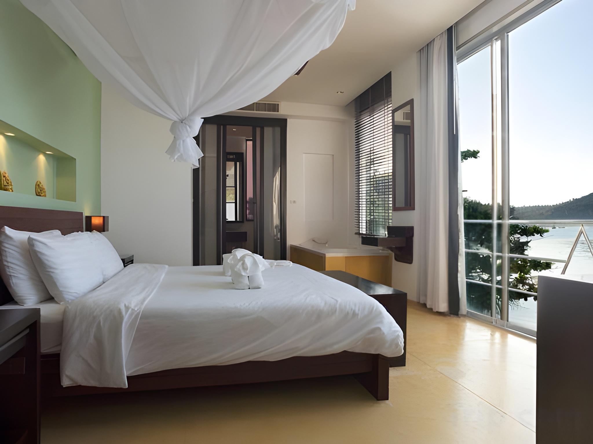 Suite, King Bed, Pool and Sea View
