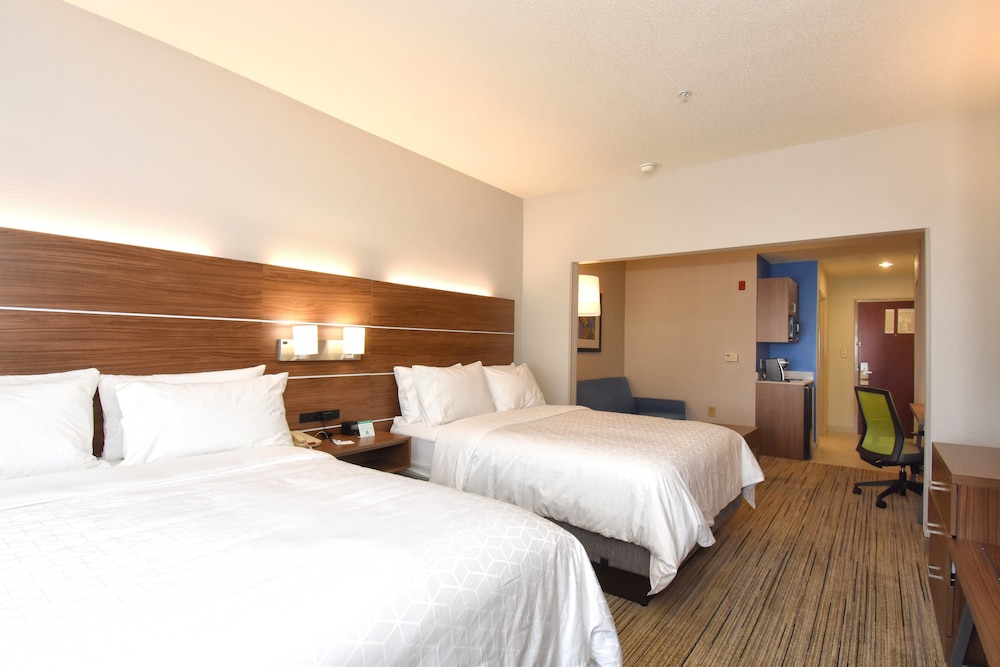 غرفة قياسية بسريرين كوين مع أريكة، Holiday Inn Express Hotel And Suites Southern Pines Pinehurst Area 2/5