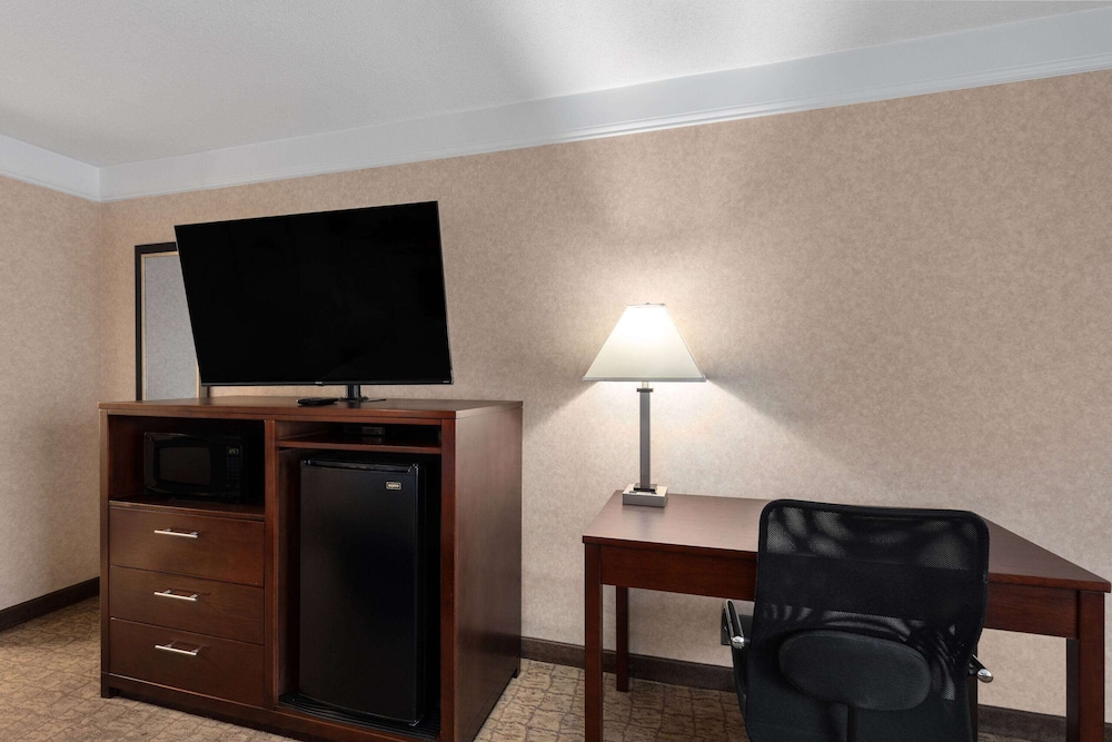 Days Inn by Wyndham Columbia Kentucky 46/52