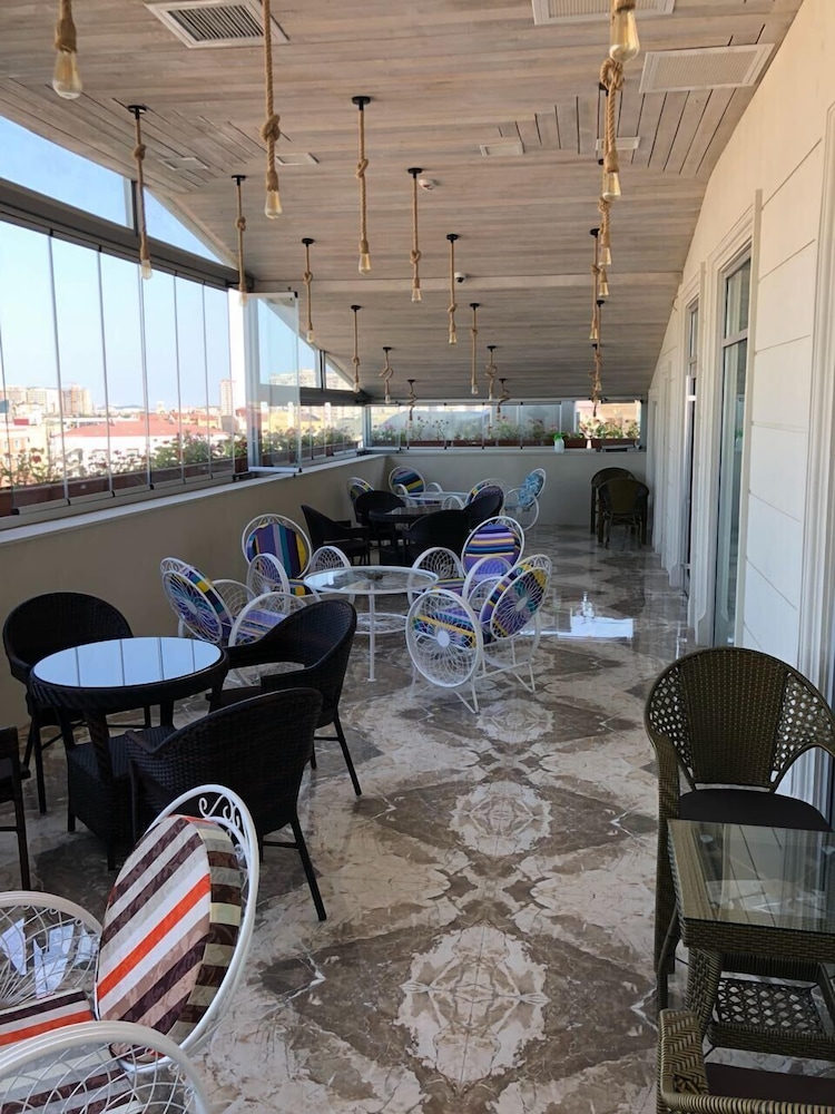 Emerald Suite Hotel 29/37
