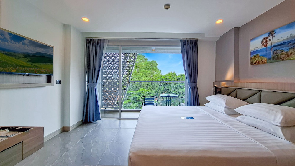 Deluxe, King Bed, City View, Balcony, Clarian Hotel Beach Patong 5/10