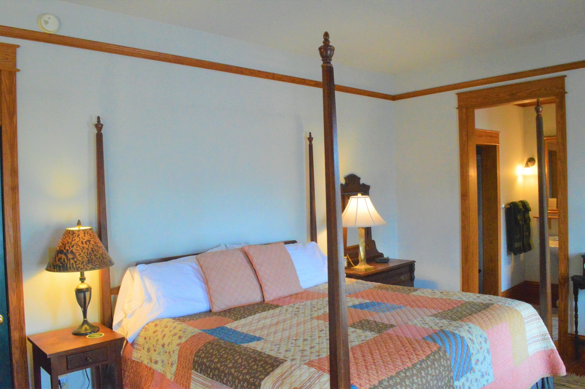 Classic, Single, King Bed, Bay View, Private Bathroom