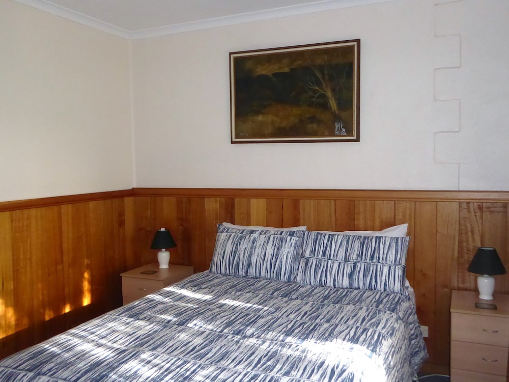 PLATYPUS PARK COUNTRY RETREAT 10/57